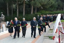 Руководство и члены ПЕА  почтили память  общенационального лидера Гейдара Алиева в Аллее почетного захоронения (ФОТО)