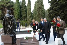 Руководство и члены ПЕА  почтили память  общенационального лидера Гейдара Алиева в Аллее почетного захоронения (ФОТО)
