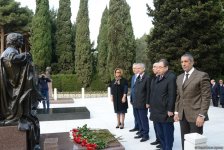 Руководство и члены ПЕА  почтили память  общенационального лидера Гейдара Алиева в Аллее почетного захоронения (ФОТО)