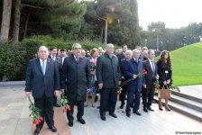 Руководство и члены ПЕА  почтили память  общенационального лидера Гейдара Алиева в Аллее почетного захоронения (ФОТО)