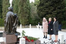 Руководство и члены ПЕА  почтили память  общенационального лидера Гейдара Алиева в Аллее почетного захоронения (ФОТО)