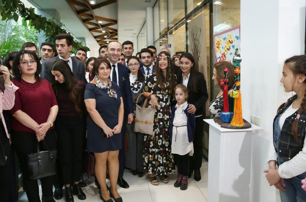 Вице-президент Фонда Гейдара Алиева Лейла Алиева приняла участие в открытии выставки «Экологические проблемы и пути их решения глазами студентов» (ФОТО)