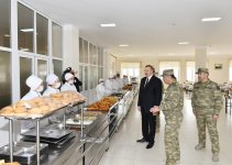 Верховный главнокомандующий Ильхам Алиев ознакомился с условиями в воинской части в Агджабеди (ФОТО)