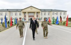 Верховный главнокомандующий Ильхам Алиев ознакомился с условиями в воинской части в Агджабеди (ФОТО)