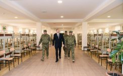 Верховный главнокомандующий Ильхам Алиев ознакомился с условиями в воинской части в Агджабеди (ФОТО)