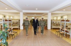 Верховный главнокомандующий Ильхам Алиев ознакомился с условиями в воинской части в Агджабеди (ФОТО)