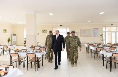 Верховный главнокомандующий Ильхам Алиев ознакомился с условиями в воинской части в Агджабеди (ФОТО)