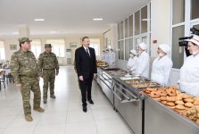 Верховный главнокомандующий Ильхам Алиев ознакомился с условиями в воинской части в Агджабеди (ФОТО)