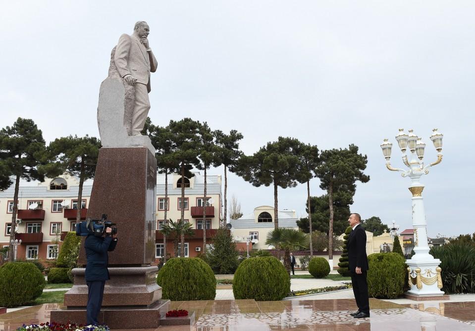 Президент Ильхам Алиев посетил памятник общенациональному лидеру Гейдару Алиеву в Агджабеди (ФОТО)