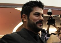Бурак Озчивит и сотни бакинских поклонниц – ажиотаж, восторг, признания в любви (ФОТО)
