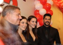 Бурак Озчивит и сотни бакинских поклонниц – ажиотаж, восторг, признания в любви (ФОТО)