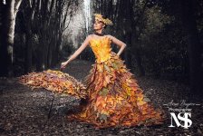 Оксана Расулова в платье и шляпке, с зонтиком из осенней листвы (ФОТО)