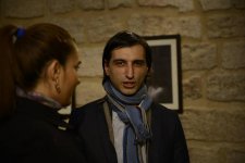 Прочитать характер по лицу: эмоциональные портреты на выставке в Баку (ФОТО)