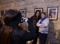 Прочитать характер по лицу: эмоциональные портреты на выставке в Баку (ФОТО)