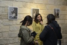 Прочитать характер по лицу: эмоциональные портреты на выставке в Баку (ФОТО)