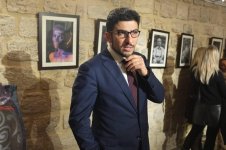 Прочитать характер по лицу: эмоциональные портреты на выставке в Баку (ФОТО)