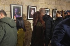 Прочитать характер по лицу: эмоциональные портреты на выставке в Баку (ФОТО)