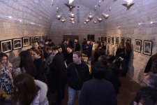Прочитать характер по лицу: эмоциональные портреты на выставке в Баку (ФОТО)