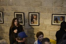 Прочитать характер по лицу: эмоциональные портреты на выставке в Баку (ФОТО)