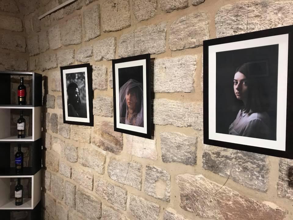 Прочитать характер по лицу: эмоциональные портреты на выставке в Баку (ФОТО)