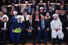 Президент Ильхам Алиев принял участие в международной конференции "Год Исламской солидарности-2017: Межрелигиозный и межкультурный диалог" (ФОТО)