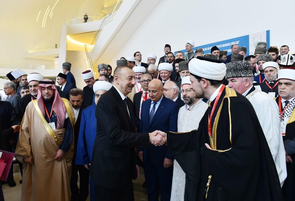 Президент Ильхам Алиев принял участие в международной конференции "Год Исламской солидарности-2017: Межрелигиозный и межкультурный диалог" (ФОТО)