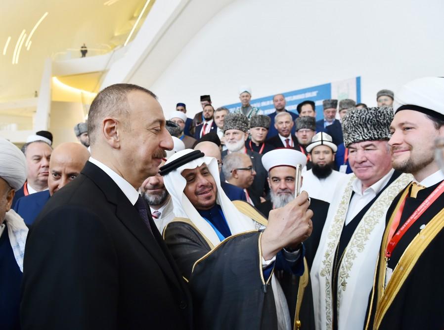 Президент Ильхам Алиев принял участие в международной конференции "Год Исламской солидарности-2017: Межрелигиозный и межкультурный диалог" (ФОТО)