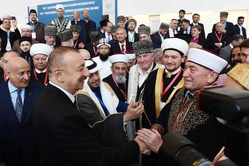 Президент Ильхам Алиев принял участие в международной конференции "Год Исламской солидарности-2017: Межрелигиозный и межкультурный диалог" (ФОТО)