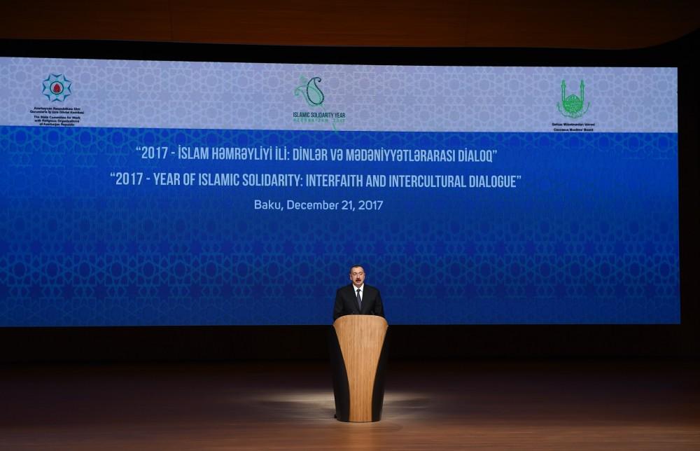 Президент Ильхам Алиев принял участие в международной конференции "Год Исламской солидарности-2017: Межрелигиозный и межкультурный диалог" (ФОТО)
