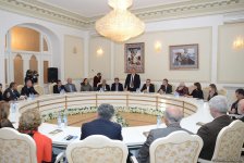 В Баку презентован исторический роман писателя-публициста Юнуса Огуза (ФОТО)