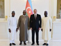 Президент Ильхам Алиев принял верительные грамоты послов ряда стран (ФОТО)