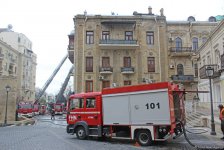 Пожар в жилом здании в центре Баку локализован (ФОТО) (Обновлено)
