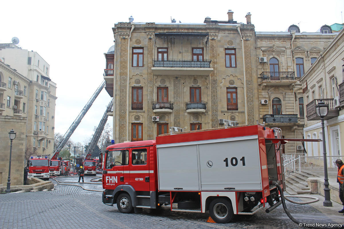 Пожар в жилом здании в центре Баку локализован (ФОТО) (Обновлено)