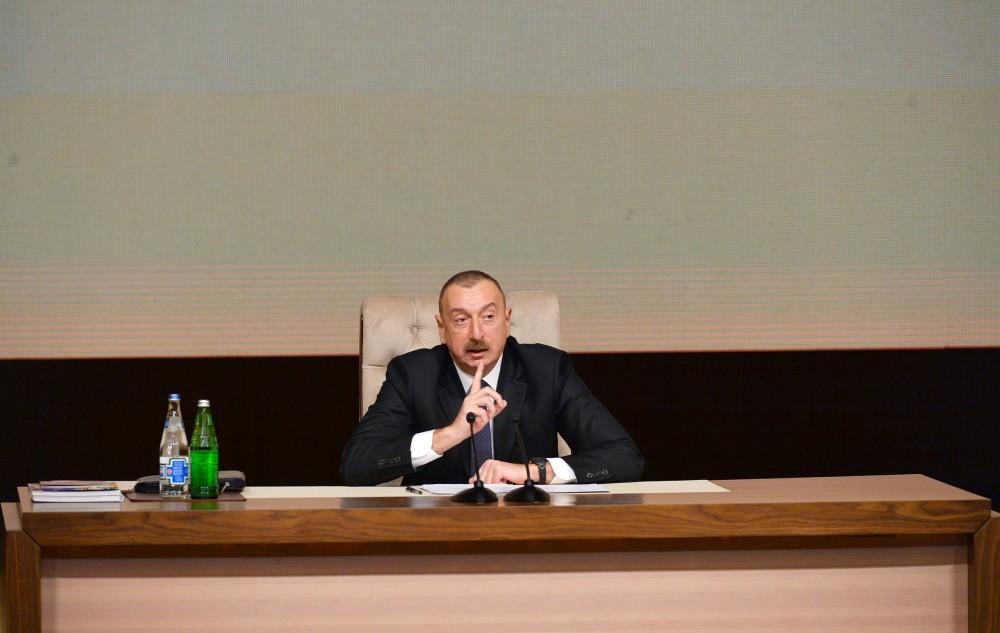 Президент Ильхам Алиев принял участие в конференции в рамках Госпрограммы социально-экономического развития регионов Азербайджана (ФОТО)