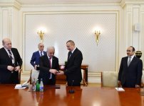 Ilham Aliyev receives participants of 5th Congress of Azerbaijan Trade Unions Confederation (PHOTO)