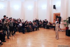 Алсу в Баку выступила на открытии выставки Фирангиз Гусейновой "Сокровища сердца" (ВИДЕО, ФОТО)