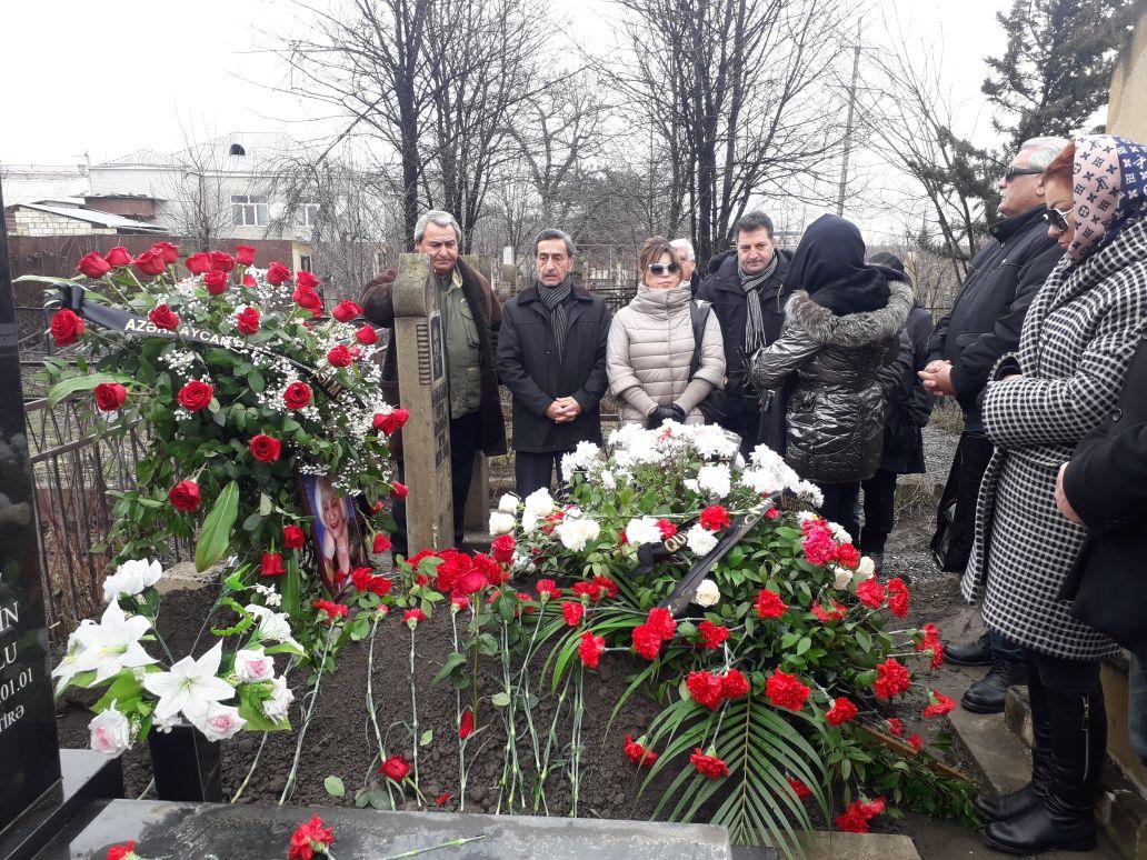 Азербайджанские актеры посетили могилу Зарнигяр Агакишиевой в Губе (ФОТО)