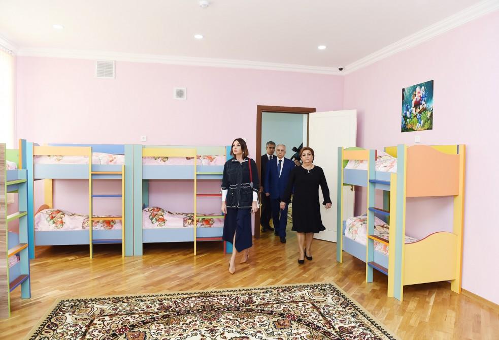 Первый вице-президент Мехрибан Алиева приняла участие в открытии нового здания яслей-детсада в Сабунчинском районе Баку (ФОТО)