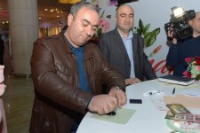 В Баку прошла интересная акция "Напиши письмо любимой", посвященная 8 марта (ФОТО)