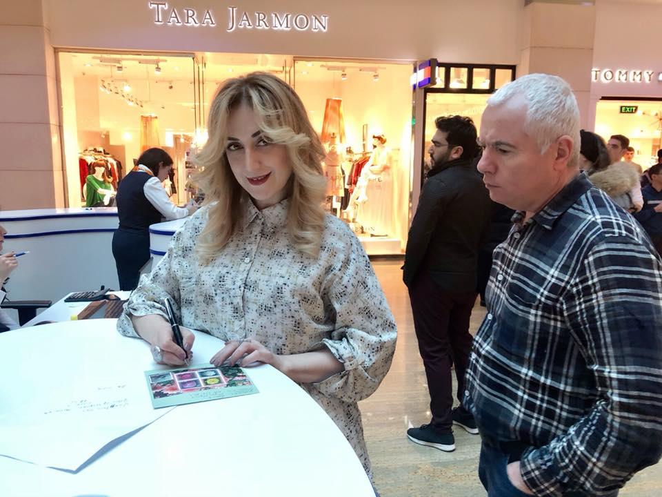 В Баку прошла интересная акция "Напиши письмо любимой", посвященная 8 марта (ФОТО)