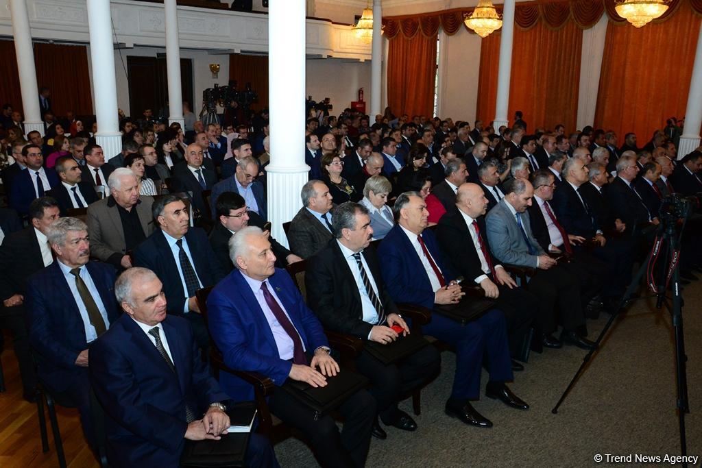 В Баку проходит VII съезд азербайджанских журналистов (ФОТОРЕПОРТАЖ)