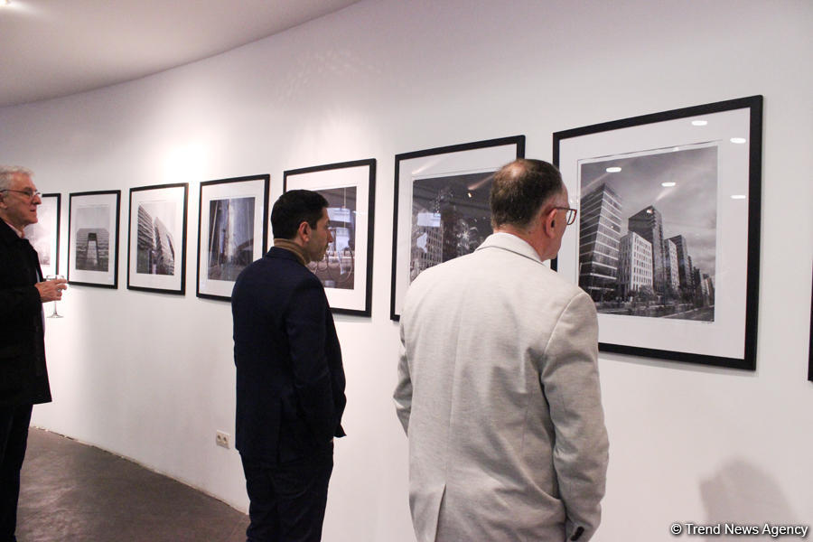 В Баку открылась выставка фотографа из Норвегии "On-Line in Oslo" (ФОТО)