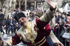 На Площади фонтанов в Баку продолжаются праздничные гулянья (ФОТО)