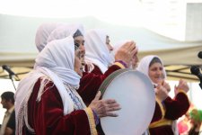 На Площади фонтанов в Баку продолжаются праздничные гулянья (ФОТО)