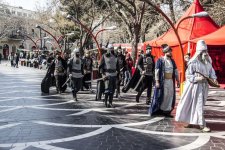 На Площади фонтанов в Баку продолжаются праздничные гулянья (ФОТО)