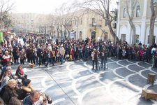 На Площади фонтанов в Баку продолжаются праздничные гулянья (ФОТО)