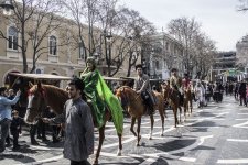 На Площади фонтанов в Баку продолжаются праздничные гулянья (ФОТО)