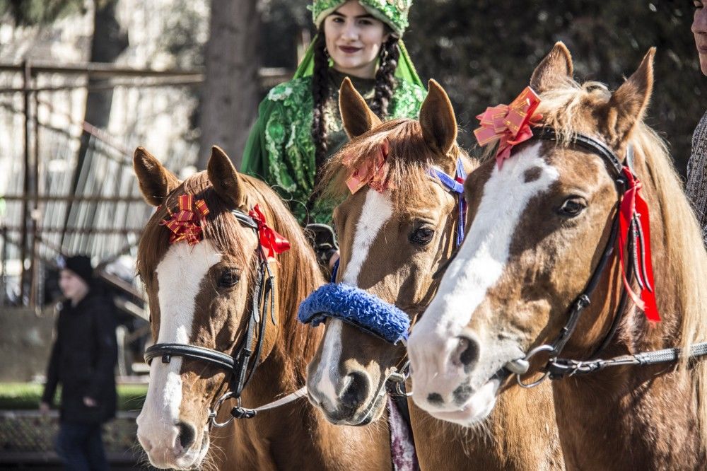 На Площади фонтанов в Баку продолжаются праздничные гулянья (ФОТО)