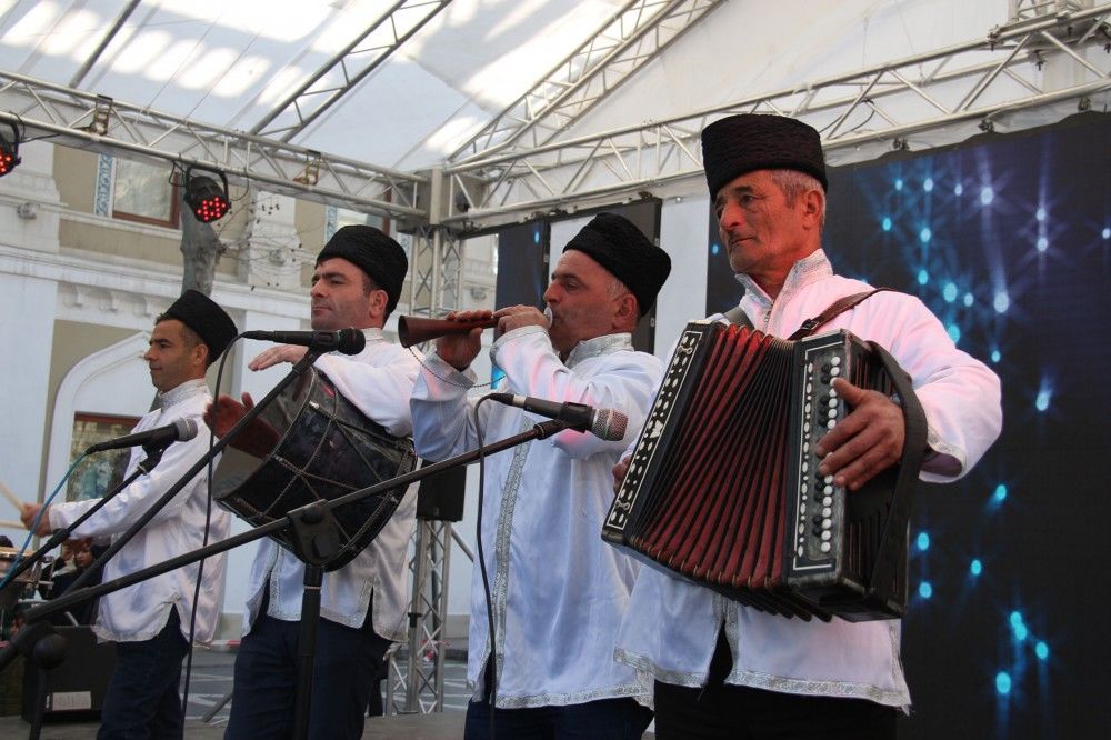 На Площади фонтанов в Баку продолжаются праздничные гулянья (ФОТО)