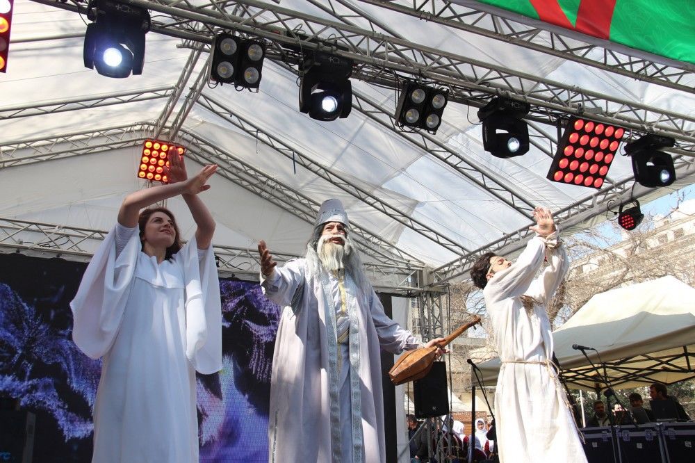 На Площади фонтанов в Баку продолжаются праздничные гулянья (ФОТО)